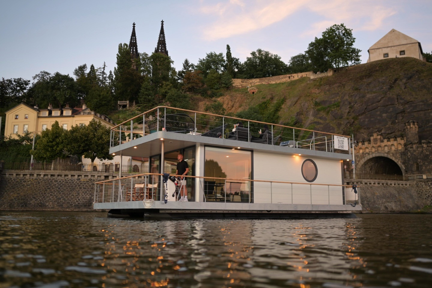 Prosecco Boat Prague atmosphere